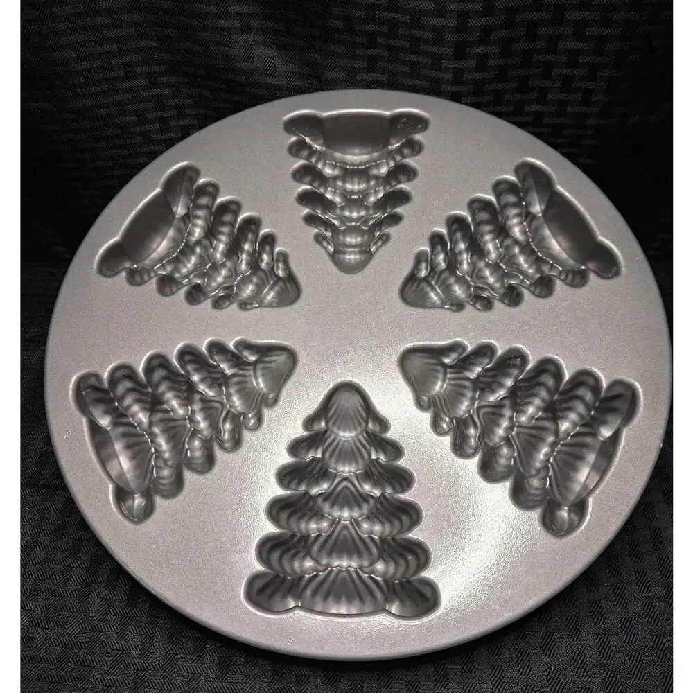 Nordic Ware Evergreen Cakelets Mold Pan 2.5 Cups Christmas Tree Cast Aluminum